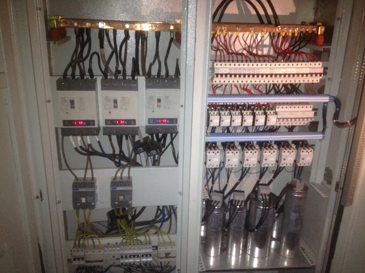 250kva-olcu-dagitim-ve-kompanzasyon-panosu-1.webp