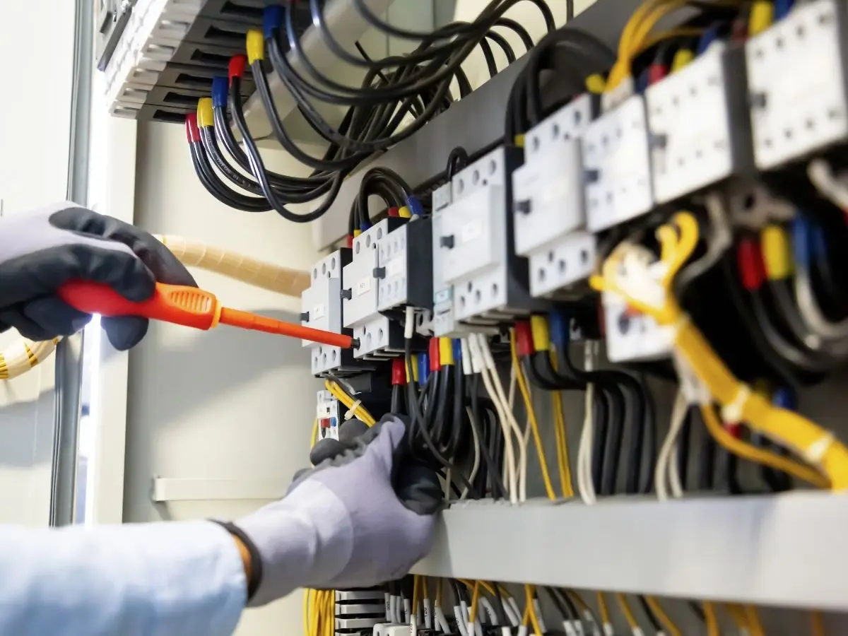 Elektromekanik Taahhüt